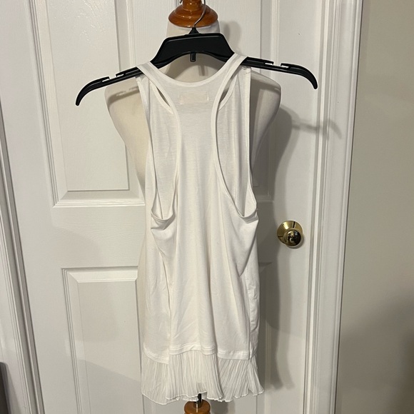 Hollister White Sleeveless Women’s Tank Top - Picture 2 of 4